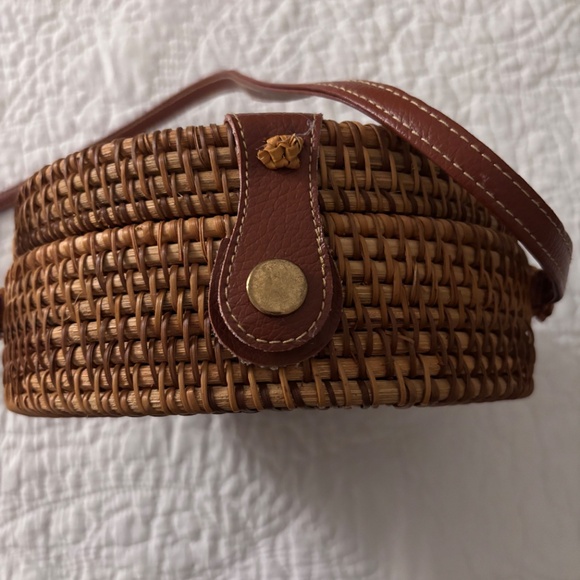 Straw Rattan Round Crossbody - Picture 3 of 4